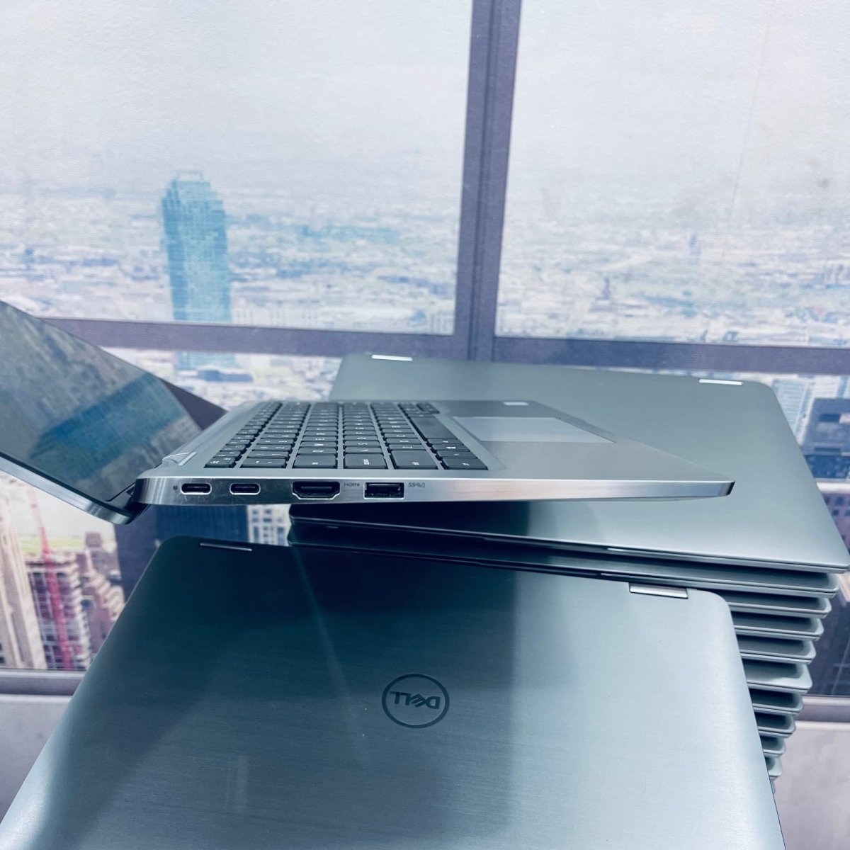 Dell Latitude 7400 2 - in - 1 - 8th Gen. Intel Core i5 - 256GB SSD - 16GB RAM - Keyboard Light - Touchscreen - Facial Recognition
