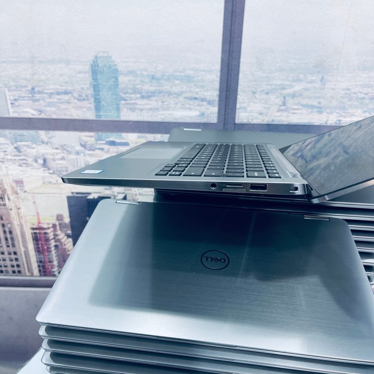 Dell Latitude 7400 2 - in - 1 - 8th Gen. Intel Core i5 - 256GB SSD - 16GB RAM - Keyboard Light - Touchscreen - Facial Recognition