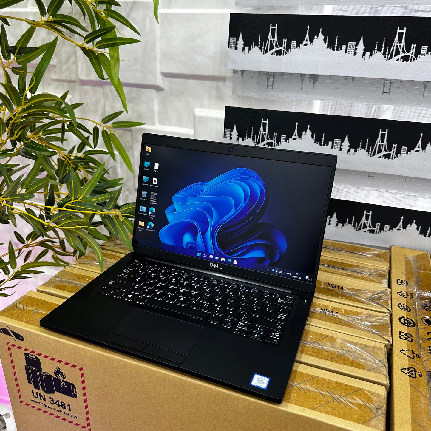 Dell Latitude 7390 - 8th Gen. Intel Core i5 - 256GB SSD - 8GB RAM - 4GB Total Graphics - HDMI - keyboard Light - Touchscreen