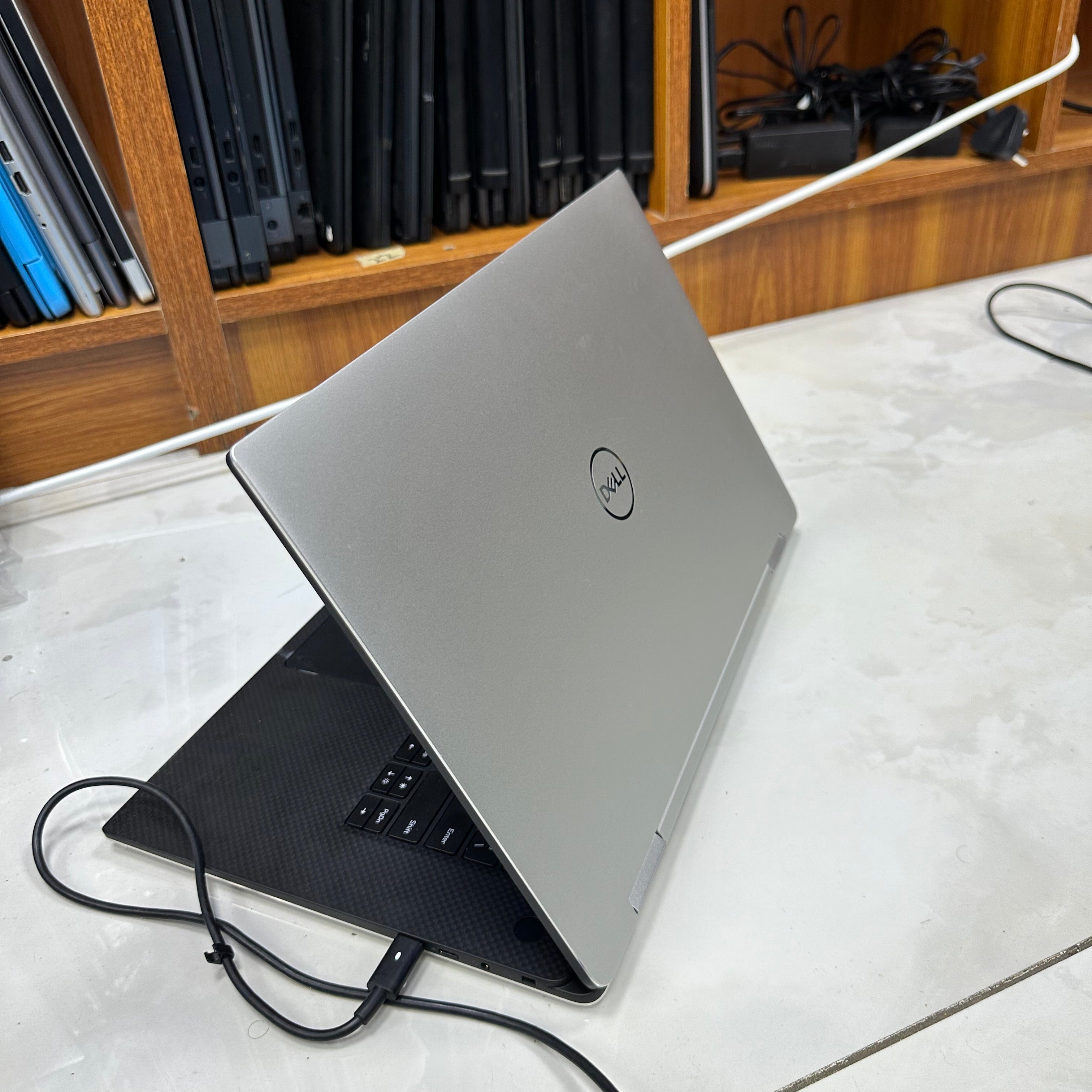 Dell XPS 15 9575 2-in-1 | 8th Gen Core i5 | 8GB RAM | 512GB SSD | 4GB Graphics | Touchscreen | Backlit Keyboard