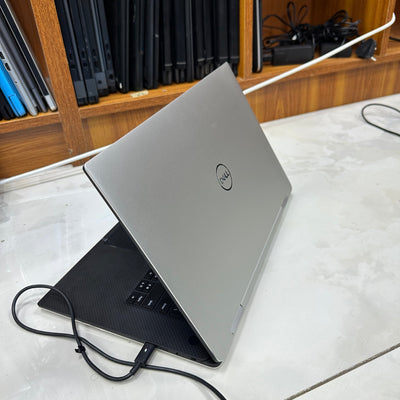 Dell XPS 15 9575 2-in-1 | 8th Gen Core i5 | 8GB RAM | 512GB SSD | 4GB Graphics | Touchscreen | Backlit Keyboard