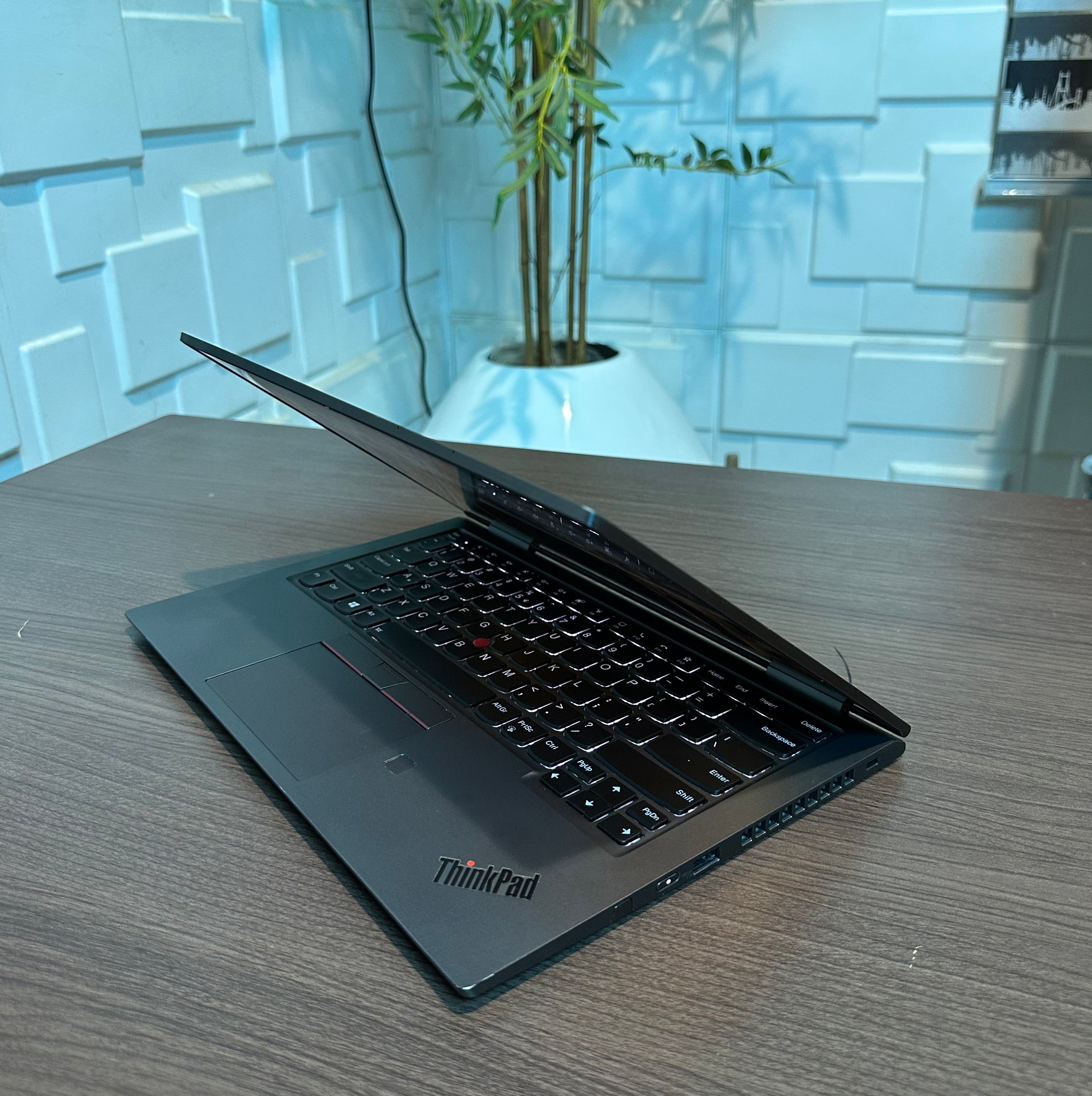Lenovo ThinkPad X1 Yoga | 8th Gen Core i5 | 8GB RAM | 256GB SSD | Touchscreen | Backlit Keyboard