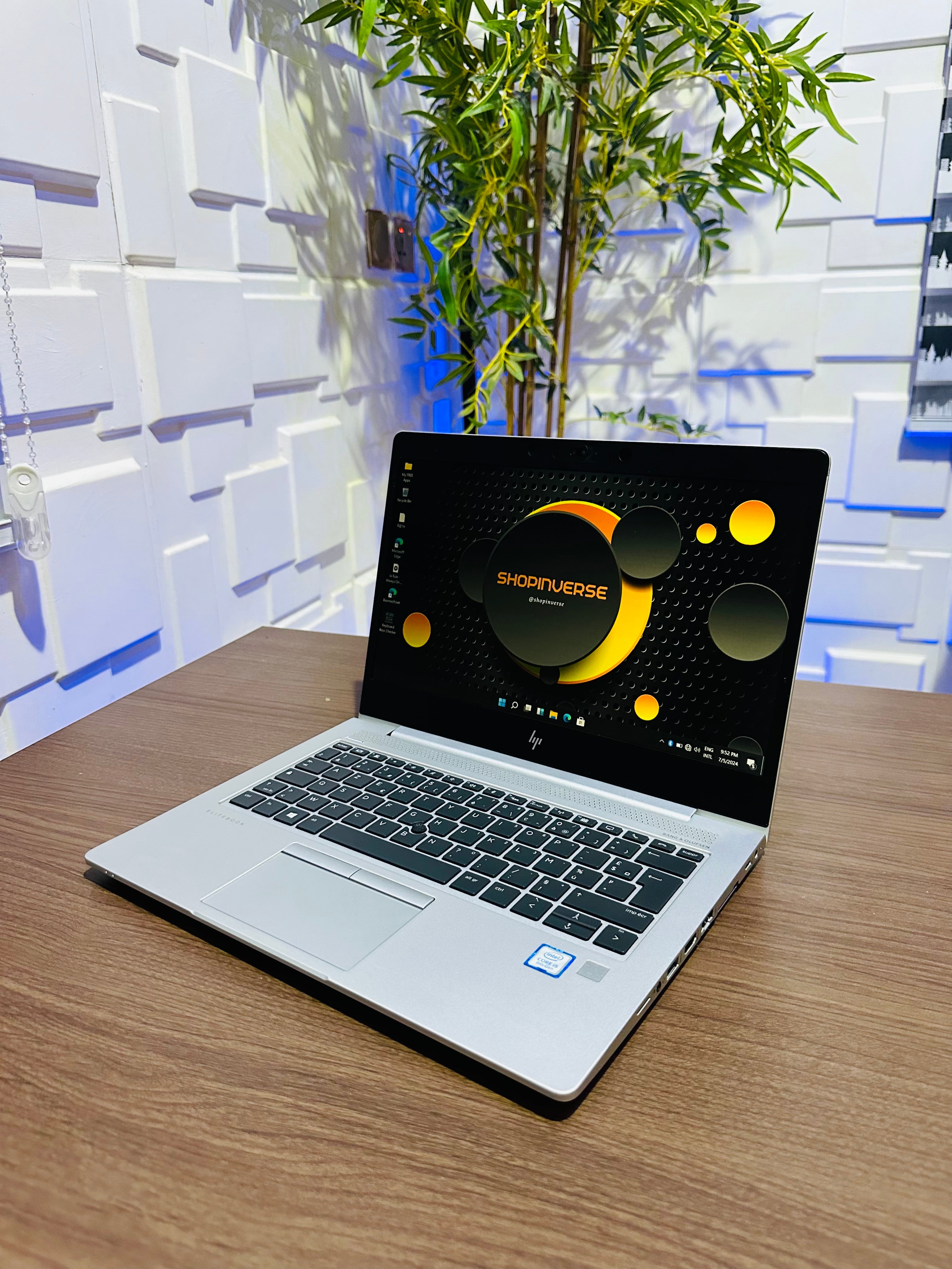 HP EliteBook 830 G5 - 8th Gen. Intel Core i5 - 256GB SSD - 8GB RAM