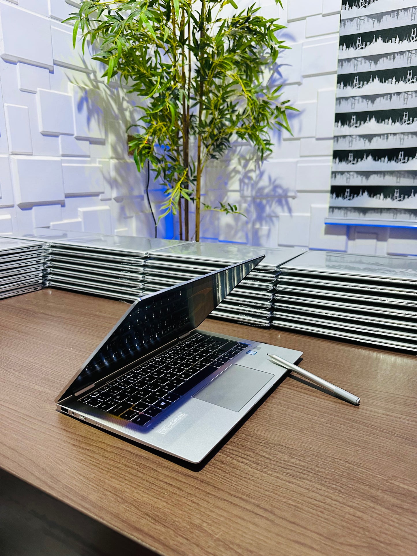 HP EliteBook x360 1030 G4 - 8th Gen. Intel Core i5 - 256GB SSD - 16GB RAM - 8GB Total Graphics - HDMI - Keyboard Light - Touchscreen