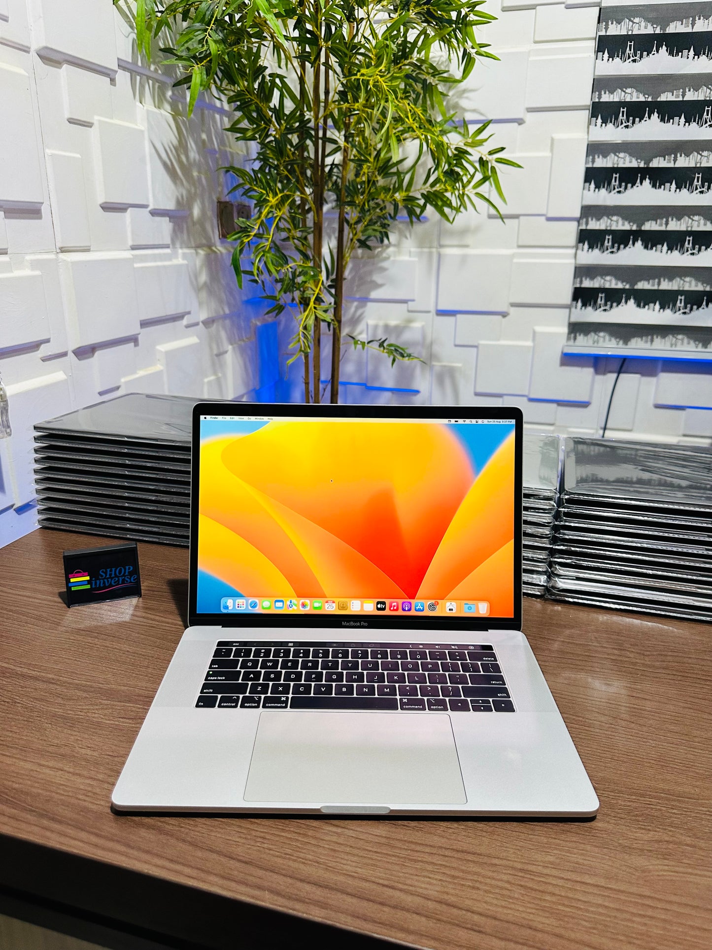 Apple MacBook Pro 2016 - Intel Core i7 - 500GB SSD - 16GB RAM - 2GB Dedicated Graphics - Touch ID - Touch Bar - Keyboard Light