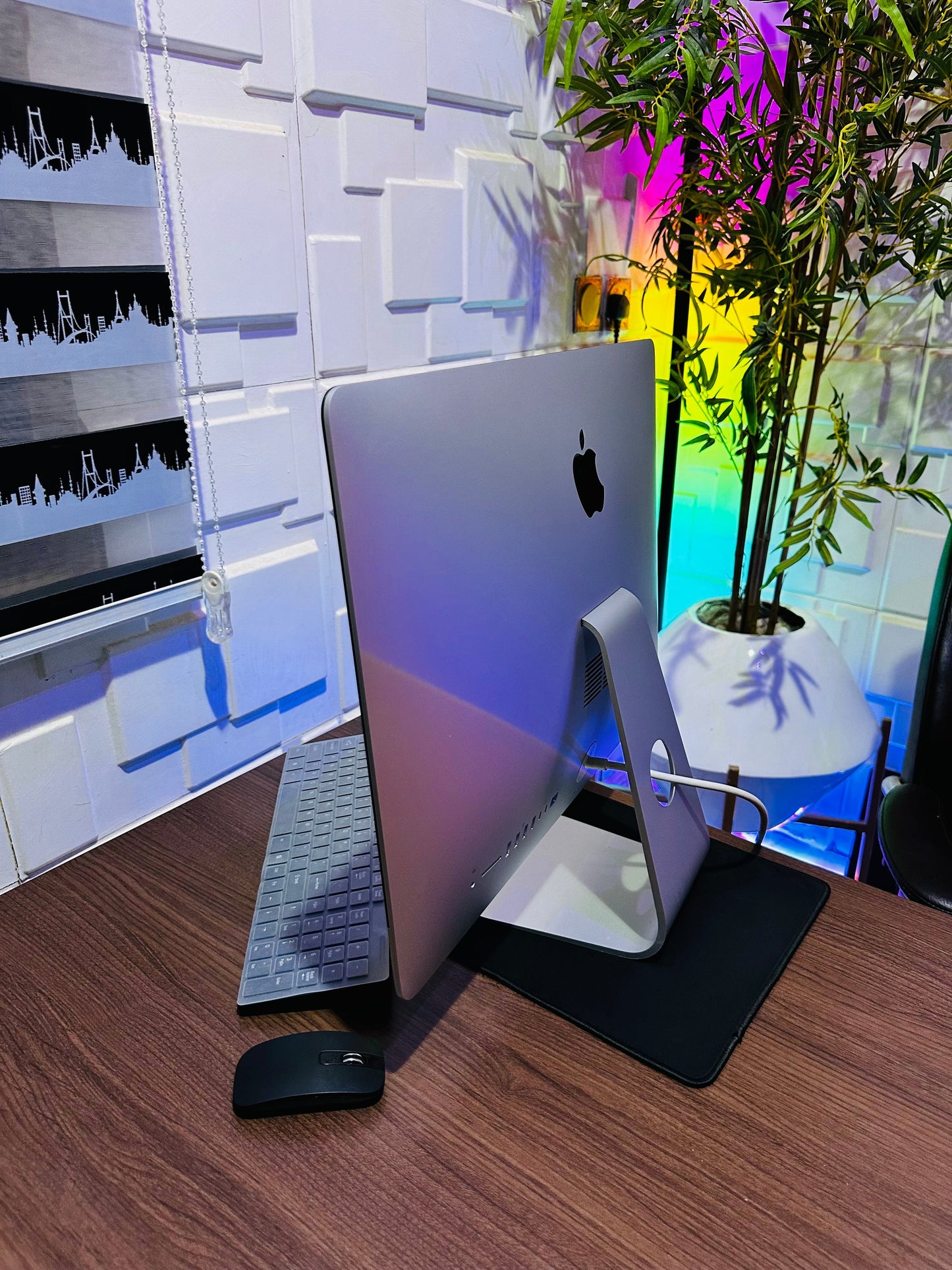 21.5-inch Apple iMac Retina 4K 2015 - Intel Core i7 - 1TB HDD + 24GB SSD - 16GB RAM - 1.5GB Intel Iris Pro Graphics - (Minor crack on glass)