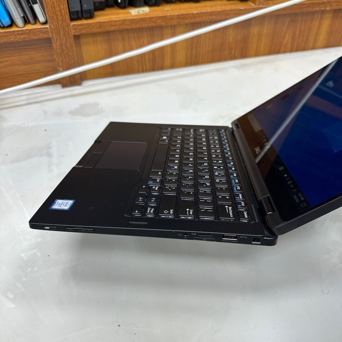 Dell Latitude 7390 2 - in - 1 - 8th Gen. Intel Core i7 - 256GB SSD - 16GB RAM - Keyboard Light - Touchscreen