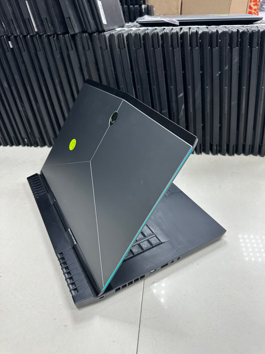 Dell Alienware 15 R3 - 9th Gen. Intel Core i7 - 512GB SSD - 16GB RAM - 8GB Dedicated NVIDIA GeForce RTX 2070 - HDMI - Keyboard Light