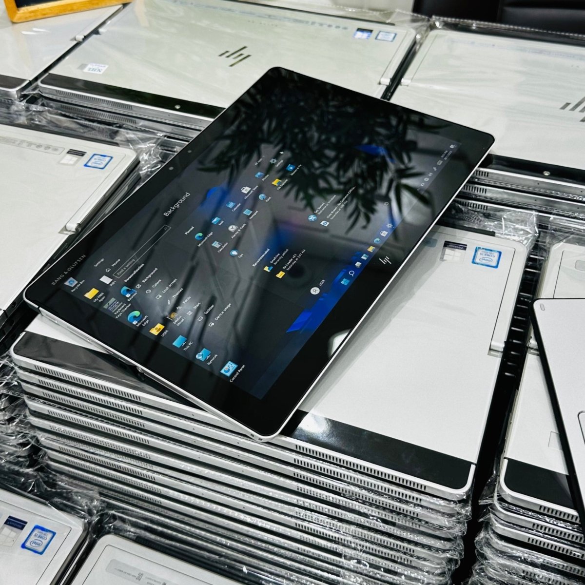 HP Elite x2 1012 G2 - 7th Gen. Intel Core i5 - 256GB SSD - 16GB RAM - Keypad Light - Touchscreen - Face ID