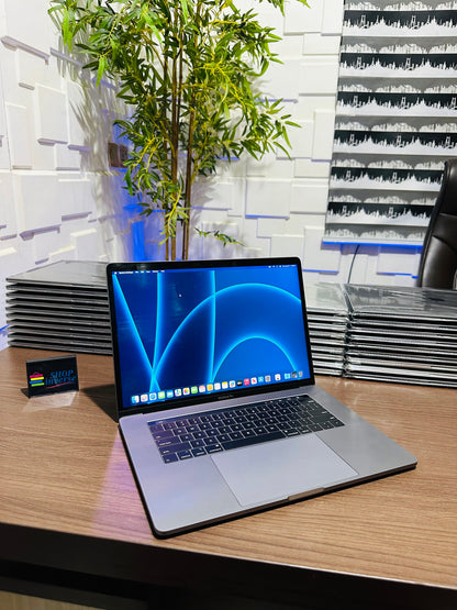 Apple MacBook Pro 2018 - Intel Core i7 - 500GB SSD - 32GB RAM - 4GB Dedicated Graphics - Touch ID - Touch Bar - Keyboard Light