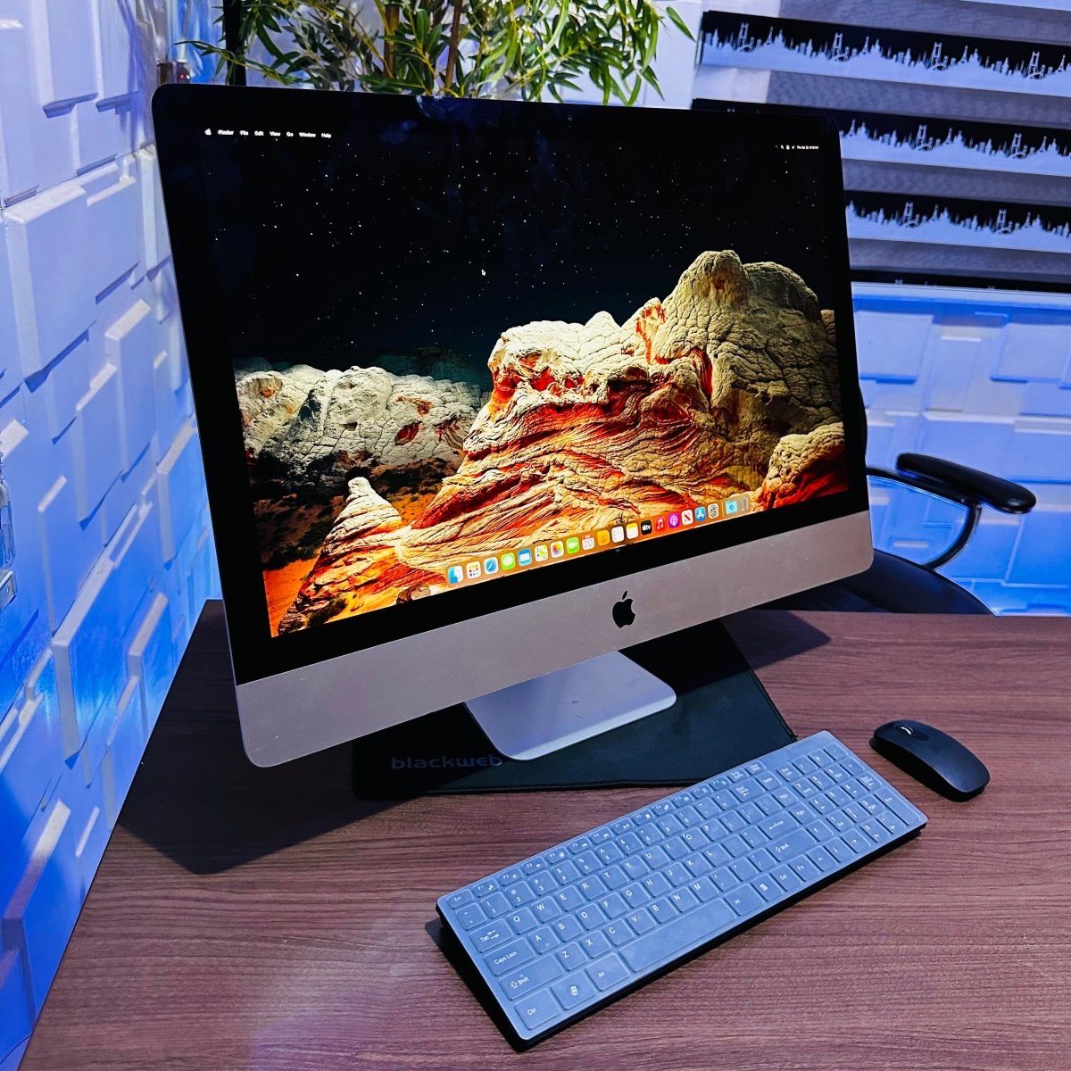 Apple iMac Retina 5K 27-Inch Late 2015 | Core i5 | 16GB RAM | 2TB HDD + 128GB SSD | 2GB Graphics | Tiny Crack on the Glass
