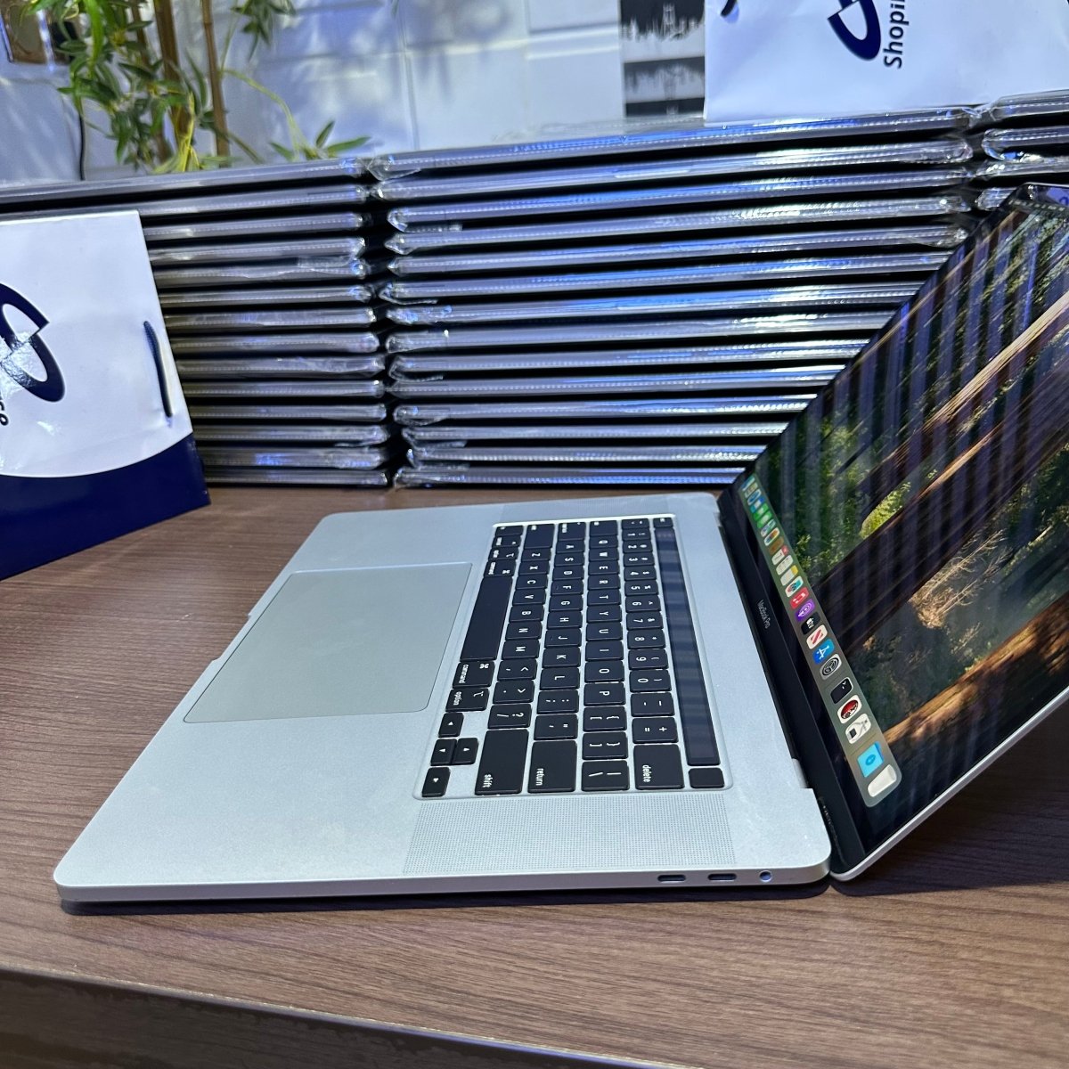 Apple MacBook Pro 2018 - Intel Core i7 - 256GB SSD - 16GB RAM - 4GB Dedicated Graphics - Touch ID - Touch Bar - Keyboard Light