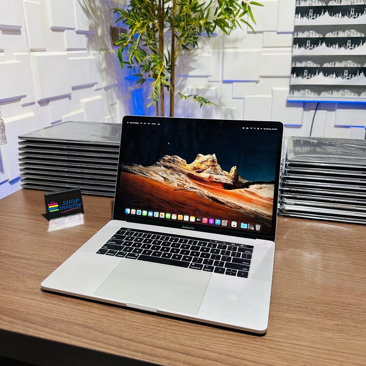 Apple MacBook Pro 2018 - Intel Core i7 - 256GB SSD - 16GB RAM - 4GB Dedicated Graphics - Touch ID - Touch Bar - Keyboard Light