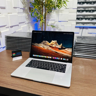 Apple MacBook Pro 2018 - Intel Core i7 - 256GB SSD - 16GB RAM - 4GB Dedicated Graphics - Touch ID - Touch Bar - Keyboard Light