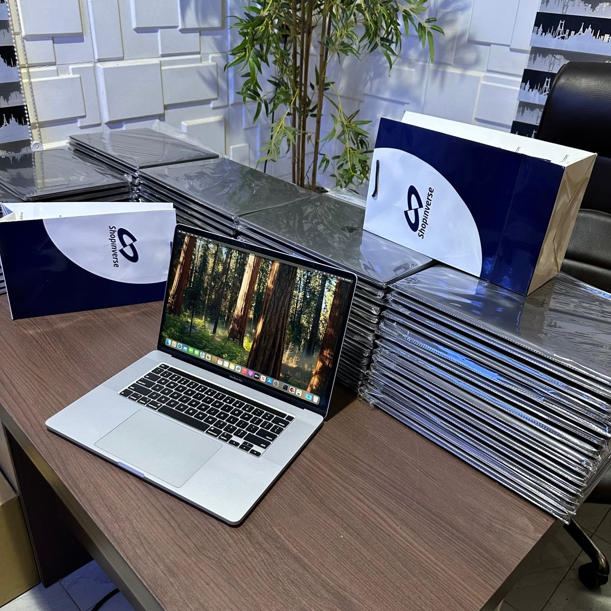 Apple MacBook Pro 2018 - Intel Core i7 - 256GB SSD - 16GB RAM - 4GB Dedicated Graphics - Touch ID - Touch Bar - Keyboard Light