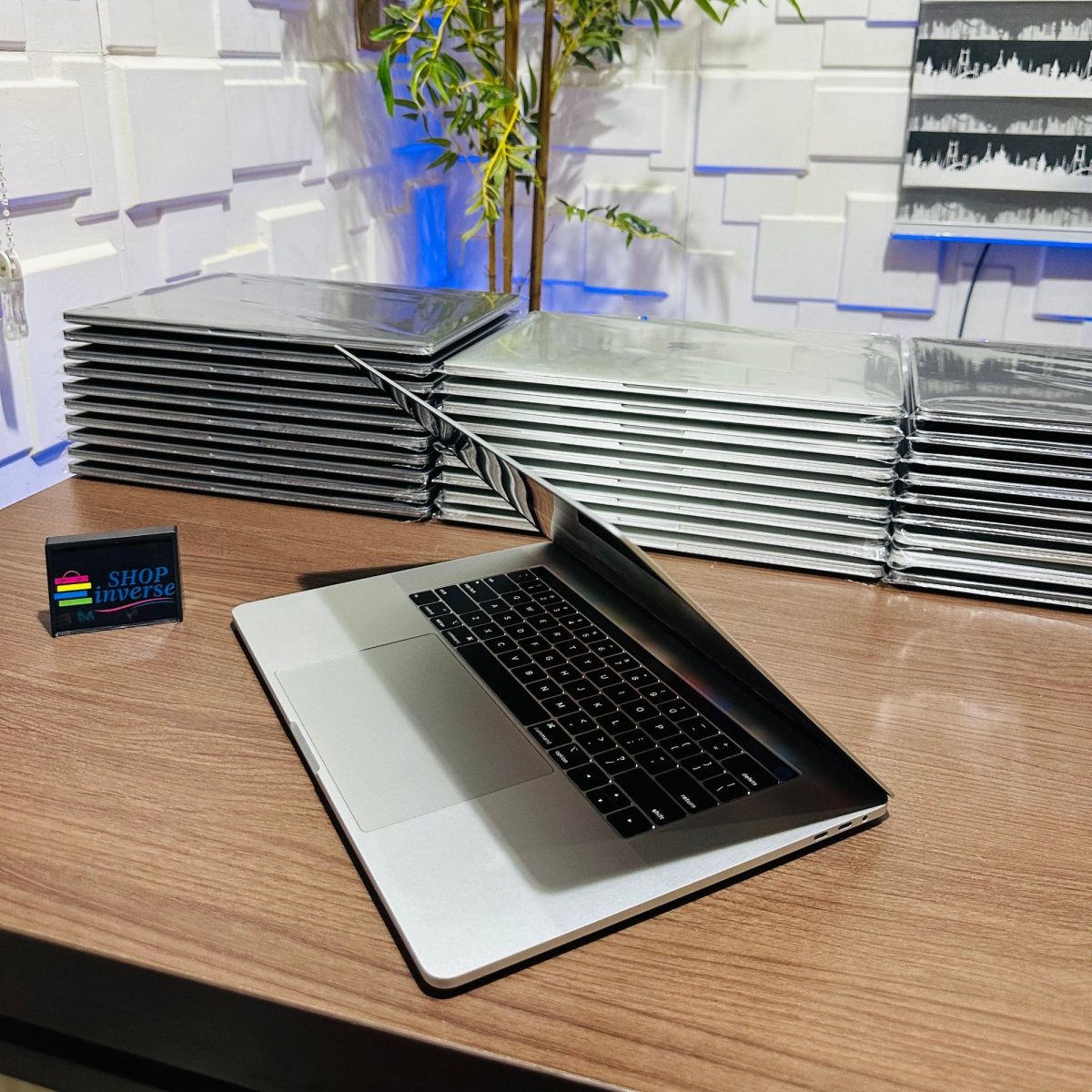Apple MacBook Pro 2018 - Intel Core i7 - 256GB SSD - 16GB RAM - 4GB Dedicated Graphics - Touch ID - Touch Bar - Keyboard Light