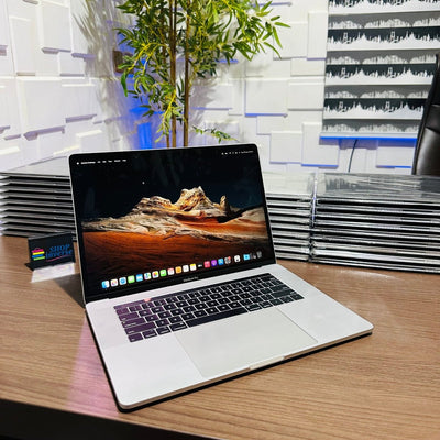 Apple MacBook Pro 2018 - Intel Core i7 - 256GB SSD - 16GB RAM - 4GB Dedicated Graphics - Touch ID - Touch Bar - Keyboard Light