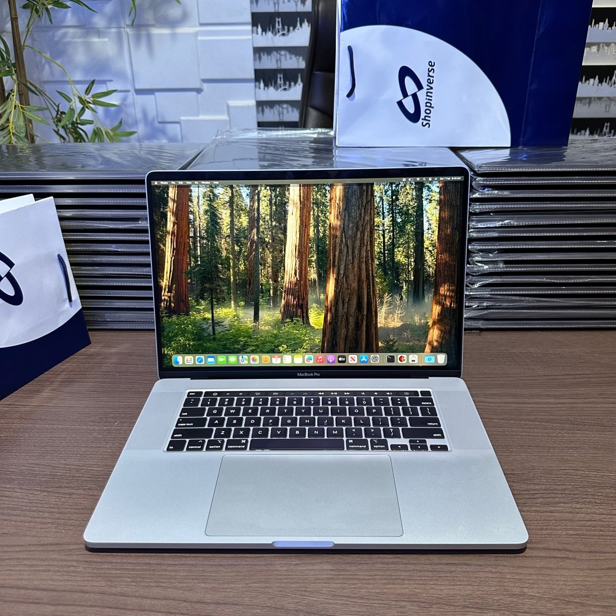 Apple MacBook Pro 2018 - Intel Core i7 - 256GB SSD - 16GB RAM - 4GB Dedicated Graphics - Touch ID - Touch Bar - Keyboard Light