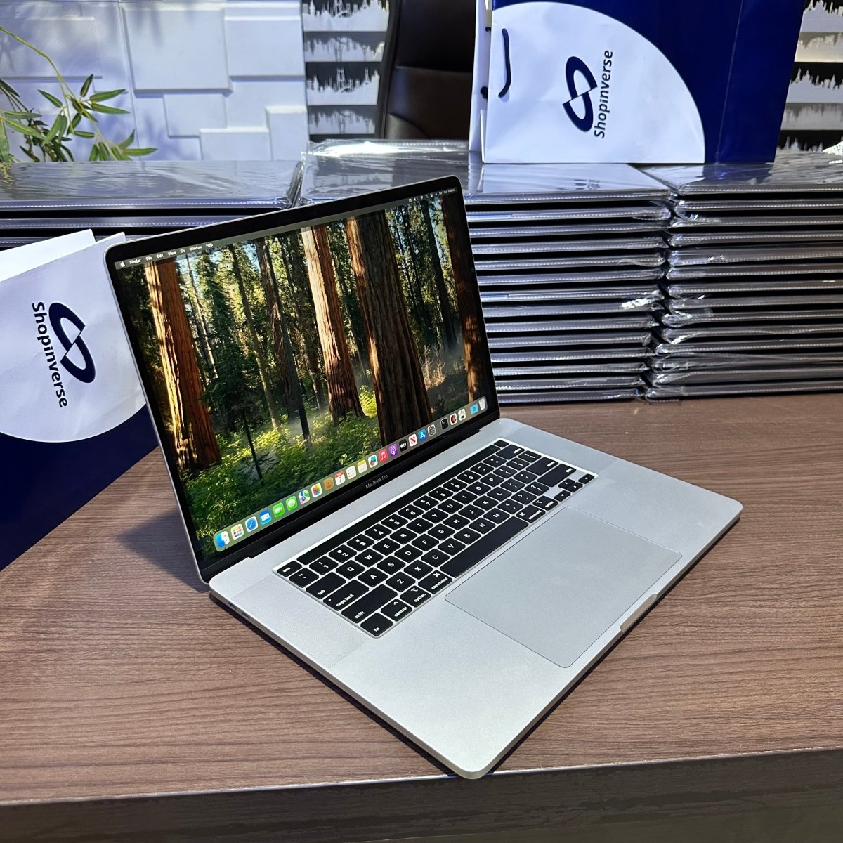 Apple MacBook Pro 2018 - Intel Core i7 - 256GB SSD - 16GB RAM - 4GB Dedicated Graphics - Touch ID - Touch Bar - Keyboard Light