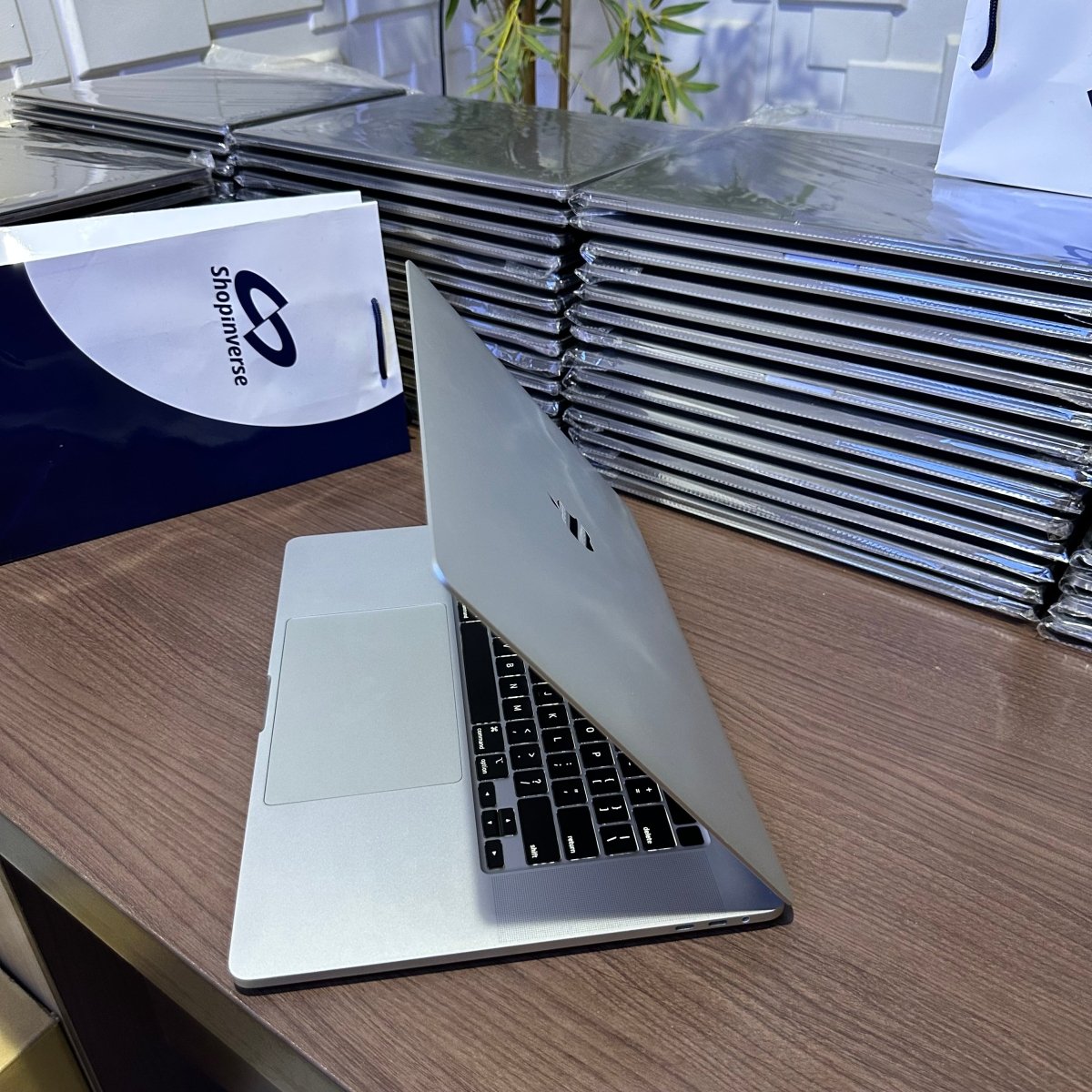 Apple MacBook Pro 2018 - Intel Core i7 - 256GB SSD - 16GB RAM - 4GB Dedicated Graphics - Touch ID - Touch Bar - Keyboard Light