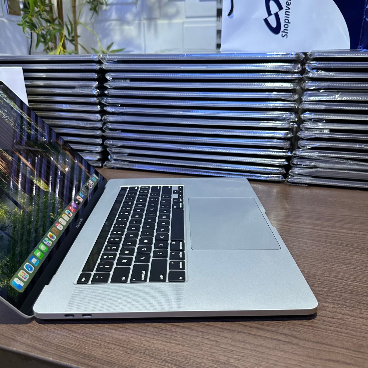 Apple MacBook Pro 2018 - Intel Core i7 - 256GB SSD - 16GB RAM - 4GB Dedicated Graphics - Touch ID - Touch Bar - Keyboard Light