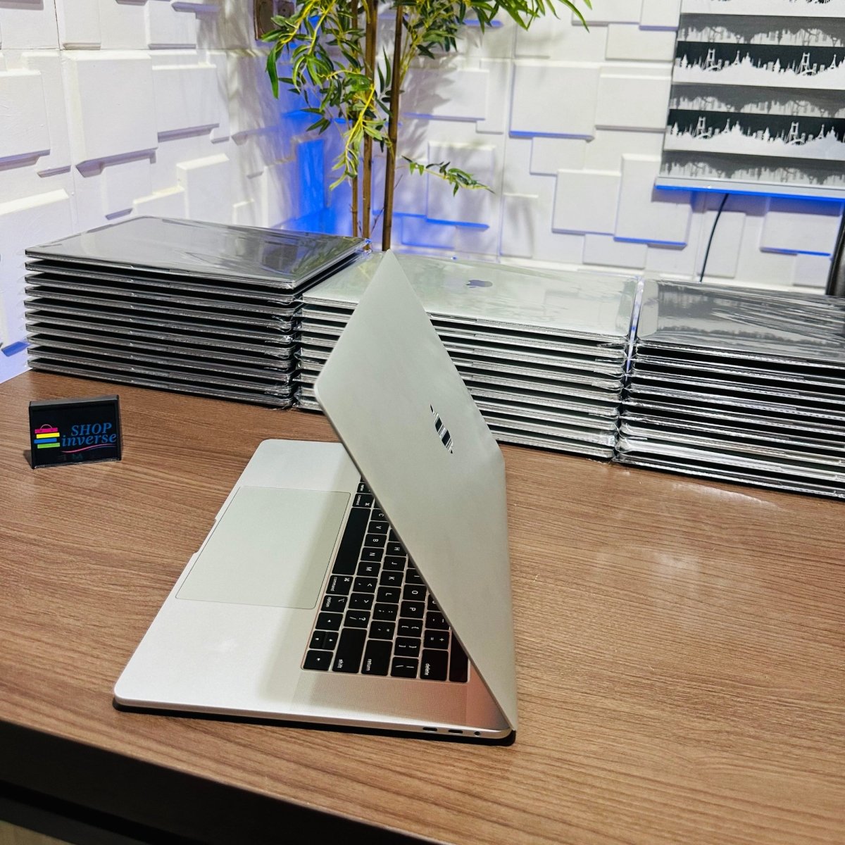 Apple MacBook Pro 2018 - Intel Core i7 - 256GB SSD - 16GB RAM - 4GB Dedicated Graphics - Touch ID - Touch Bar - Keyboard Light