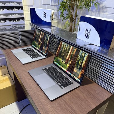 Apple MacBook Pro 2018 - Intel Core i7 - 256GB SSD - 16GB RAM - 4GB Dedicated Graphics - Touch ID - Touch Bar - Keyboard Light