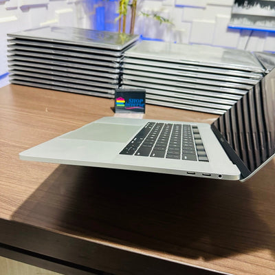 Apple MacBook Pro 2018 - Intel Core i7 - 256GB SSD - 16GB RAM - 4GB Dedicated Graphics - Touch ID - Touch Bar - Keyboard Light