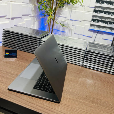 Apple MacBook Pro 2018 - Intel Core i7 - 500GB SSD - 32GB RAM - 4GB Dedicated Graphics - Touch ID - Touch Bar - Keyboard Light