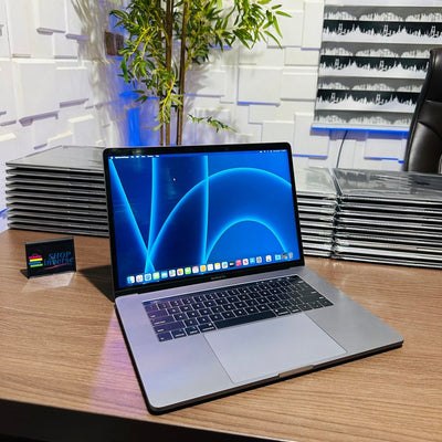 Apple MacBook Pro 2018 - Intel Core i7 - 500GB SSD - 32GB RAM - 4GB Dedicated Graphics - Touch ID - Touch Bar - Keyboard Light