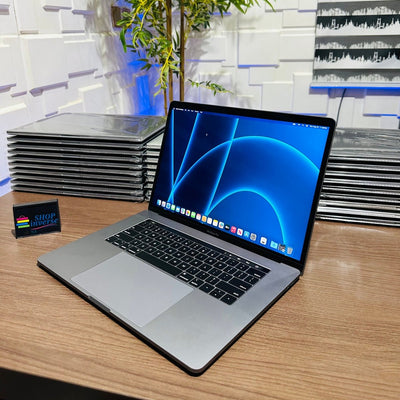 Apple MacBook Pro 2018 - Intel Core i7 - 500GB SSD - 32GB RAM - 4GB Dedicated Graphics - Touch ID - Touch Bar - Keyboard Light