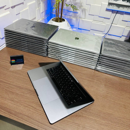 Apple MacBook Pro 2018 - Intel Core i7 - 500GB SSD - 32GB RAM - 4GB Dedicated Graphics - Touch ID - Touch Bar - Keyboard Light
