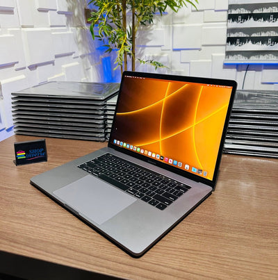 Apple MacBook Pro 2018 - Intel Core i9 - 1TB SSD - 32GB RAM - 4GB Dedicated Graphics - Touch ID - Touch Bar - Keyboard Light