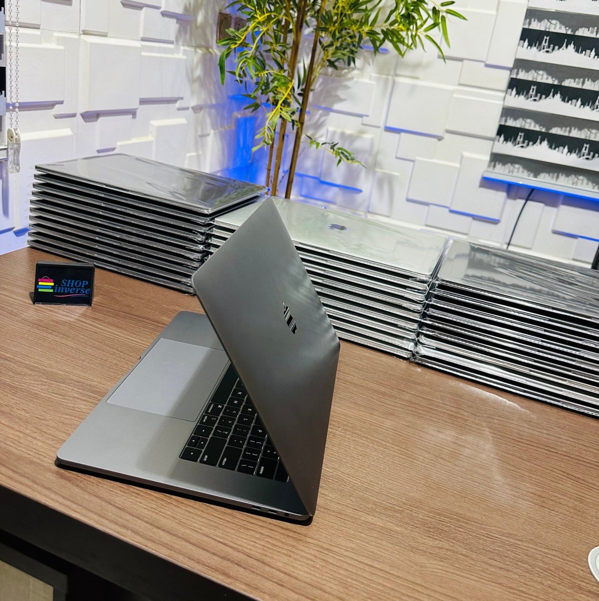 Apple MacBook Pro 2018 - Intel Core i9 - 1TB SSD - 32GB RAM - 4GB Dedicated Graphics - Touch ID - Touch Bar - Keyboard Light