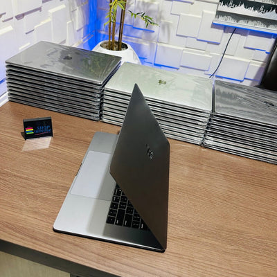Apple MacBook Pro 2018 - Intel Core i9 - 1TB SSD - 32GB RAM - 4GB Dedicated Graphics - Touch ID - Touch Bar - Keyboard Light