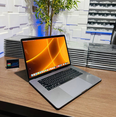 Apple MacBook Pro 2018 - Intel Core i9 - 1TB SSD - 32GB RAM - 4GB Dedicated Graphics - Touch ID - Touch Bar - Keyboard Light