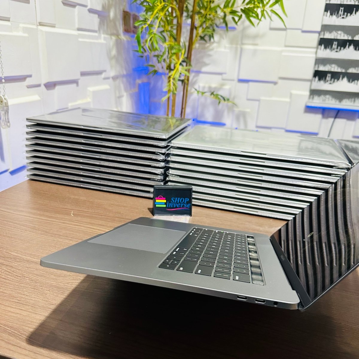 Apple MacBook Pro 2018 - Intel Core i9 - 1TB SSD - 32GB RAM - 4GB Dedicated Graphics - Touch ID - Touch Bar - Keyboard Light