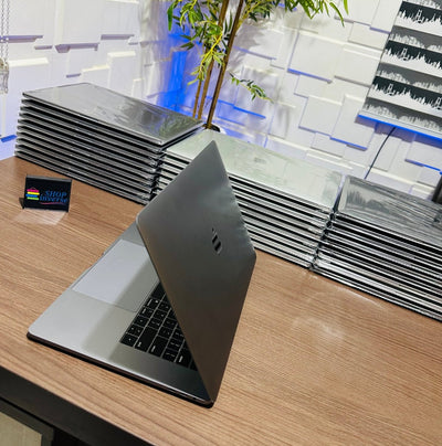 Apple MacBook Pro 2018 - Intel Core i9 - 1TB SSD - 32GB RAM - 4GB Dedicated Graphics - Touch ID - Touch Bar - Keyboard Light