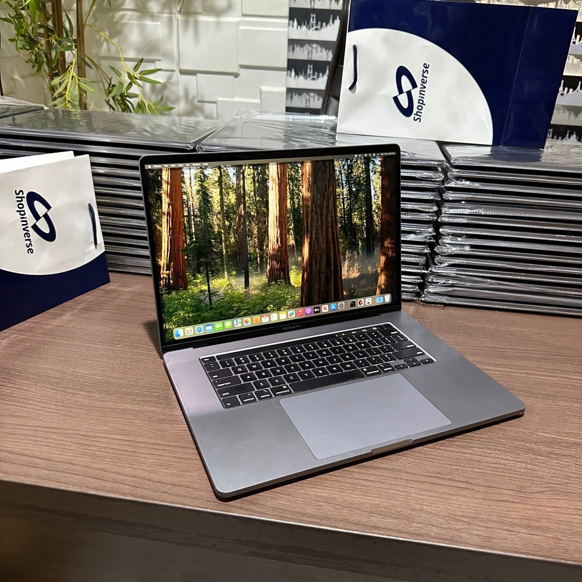 Apple MacBook Pro 2018 - Intel Core i9 - 500GB SSD - 32GB RAM - 4GB Dedicated Graphics - Touch ID - Touch Bar - Keyboard Light
