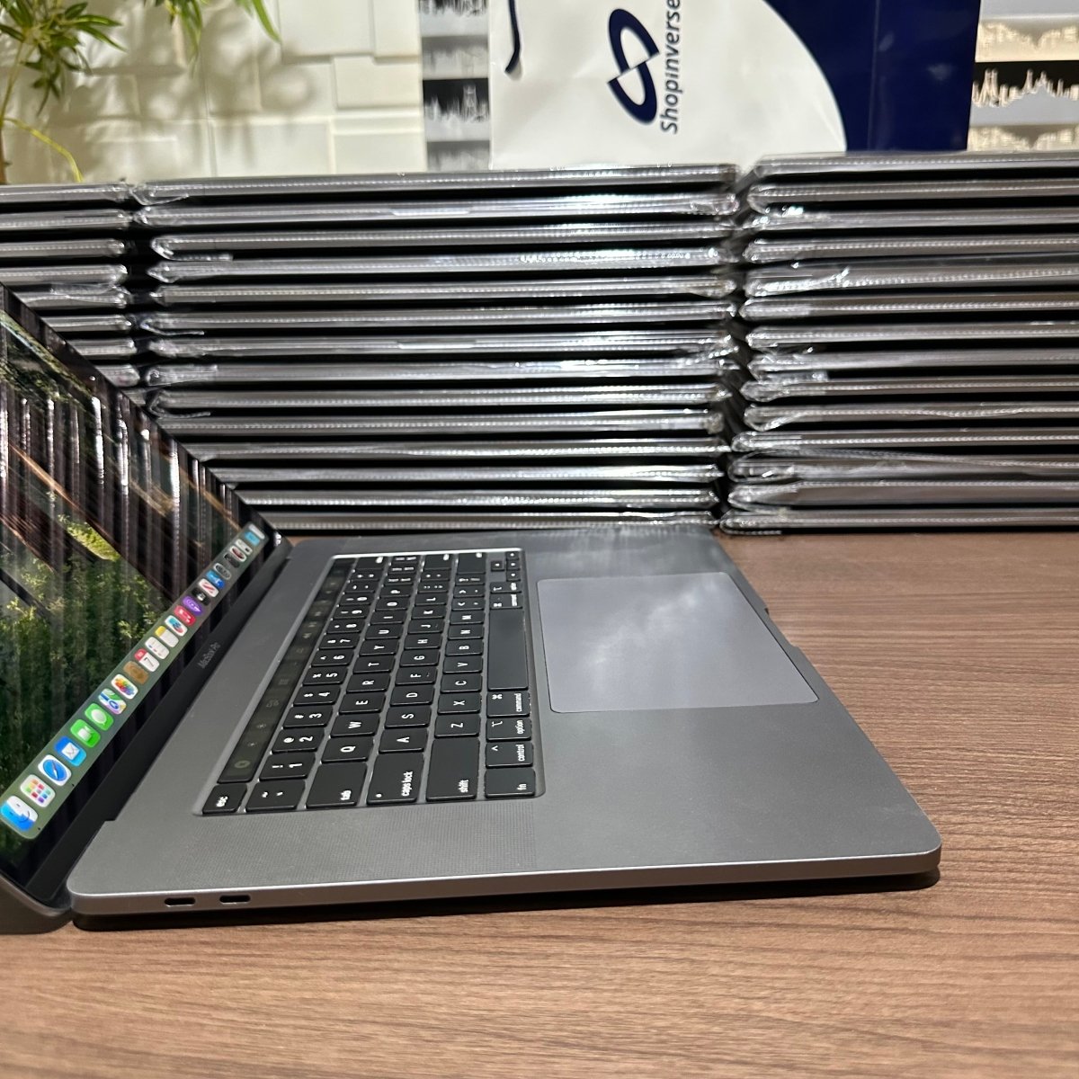 Apple MacBook Pro 2018 - Intel Core i9 - 500GB SSD - 32GB RAM - 4GB Dedicated Graphics - Touch ID - Touch Bar - Keyboard Light