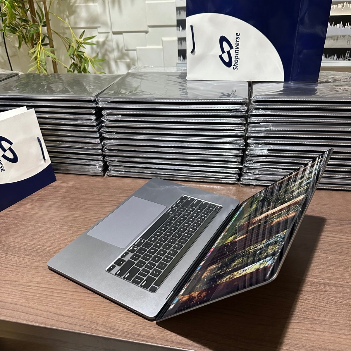 Apple MacBook Pro 2018 - Intel Core i9 - 500GB SSD - 32GB RAM - 4GB Dedicated Graphics - Touch ID - Touch Bar - Keyboard Light