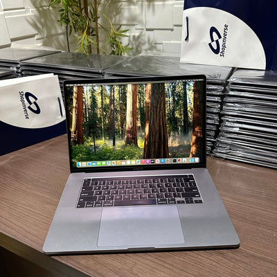 Apple MacBook Pro 2018 - Intel Core i9 - 500GB SSD - 32GB RAM - 4GB Dedicated Graphics - Touch ID - Touch Bar - Keyboard Light