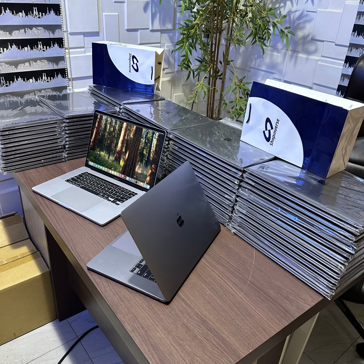 Apple MacBook Pro 2018 - Intel Core i9 - 500GB SSD - 32GB RAM - 4GB Dedicated Graphics - Touch ID - Touch Bar - Keyboard Light