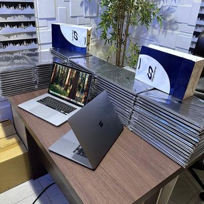 Apple MacBook Pro 2018 - Intel Core i9 - 500GB SSD - 32GB RAM - 4GB Dedicated Graphics - Touch ID - Touch Bar - Keyboard Light