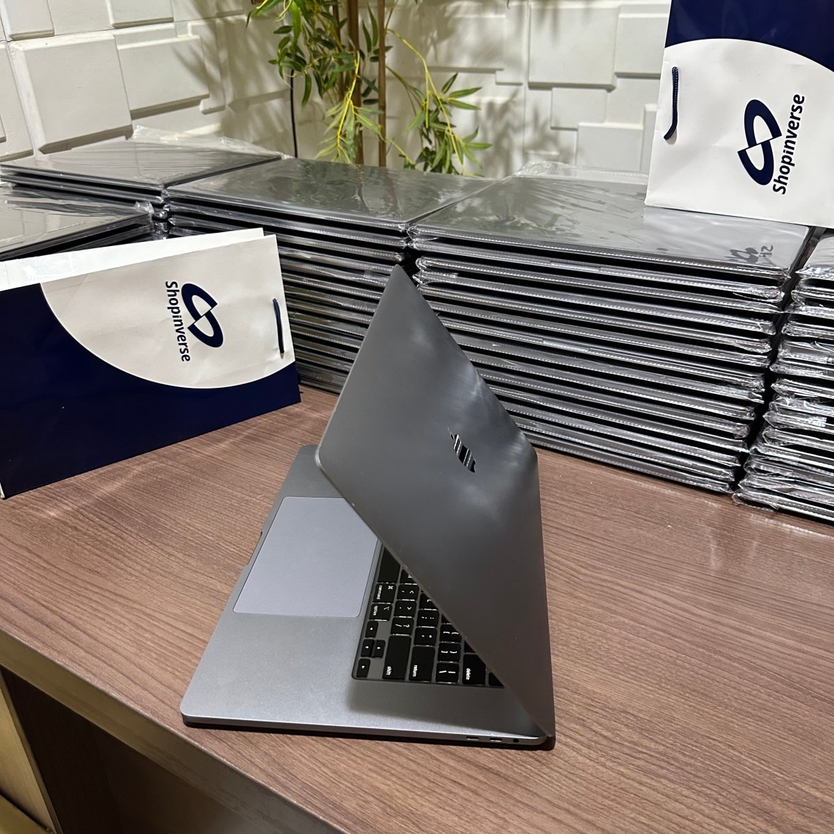 Apple MacBook Pro 2018 - Intel Core i9 - 500GB SSD - 32GB RAM - 4GB Dedicated Graphics - Touch ID - Touch Bar - Keyboard Light