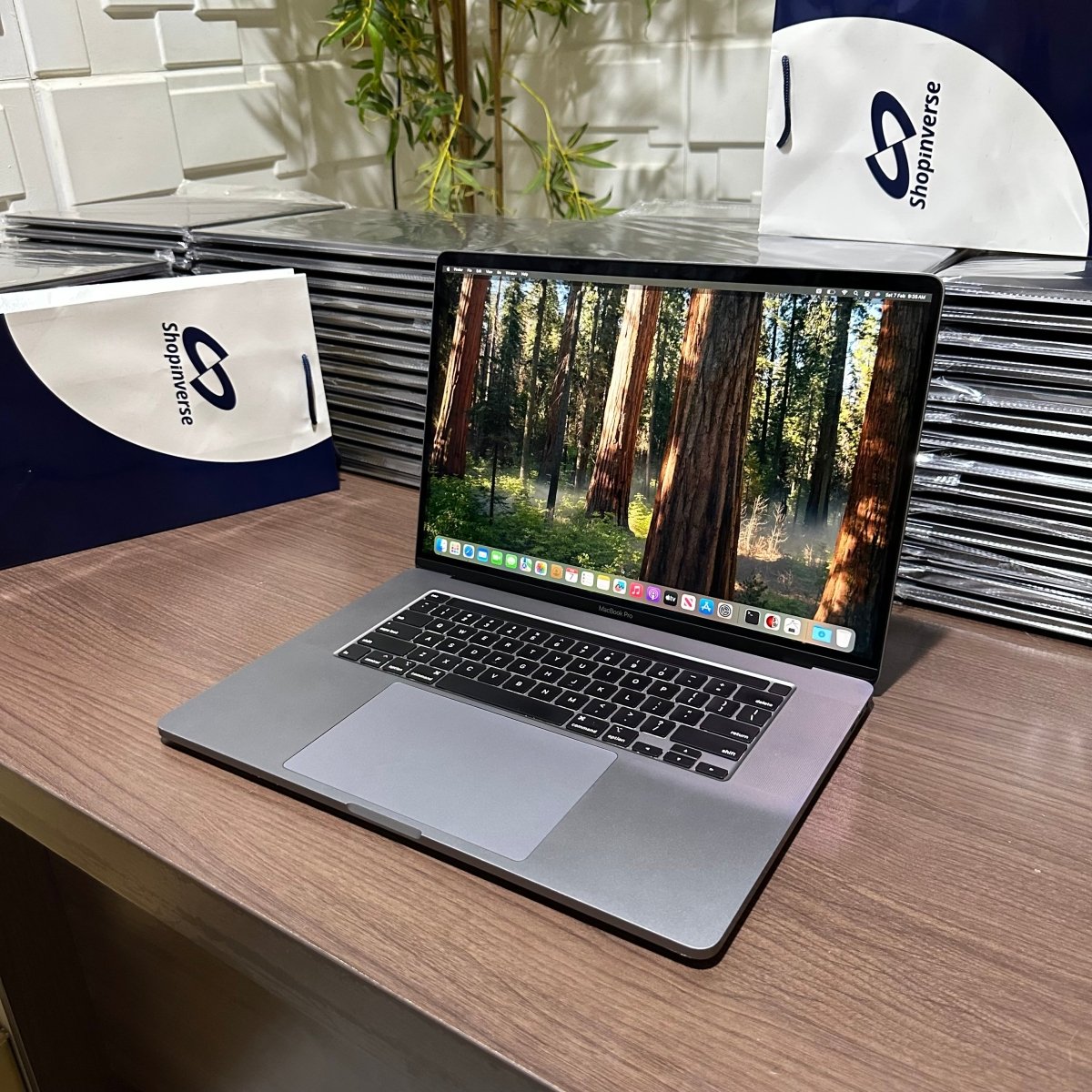 Apple MacBook Pro 2018 - Intel Core i9 - 500GB SSD - 32GB RAM - 4GB Dedicated Graphics - Touch ID - Touch Bar - Keyboard Light