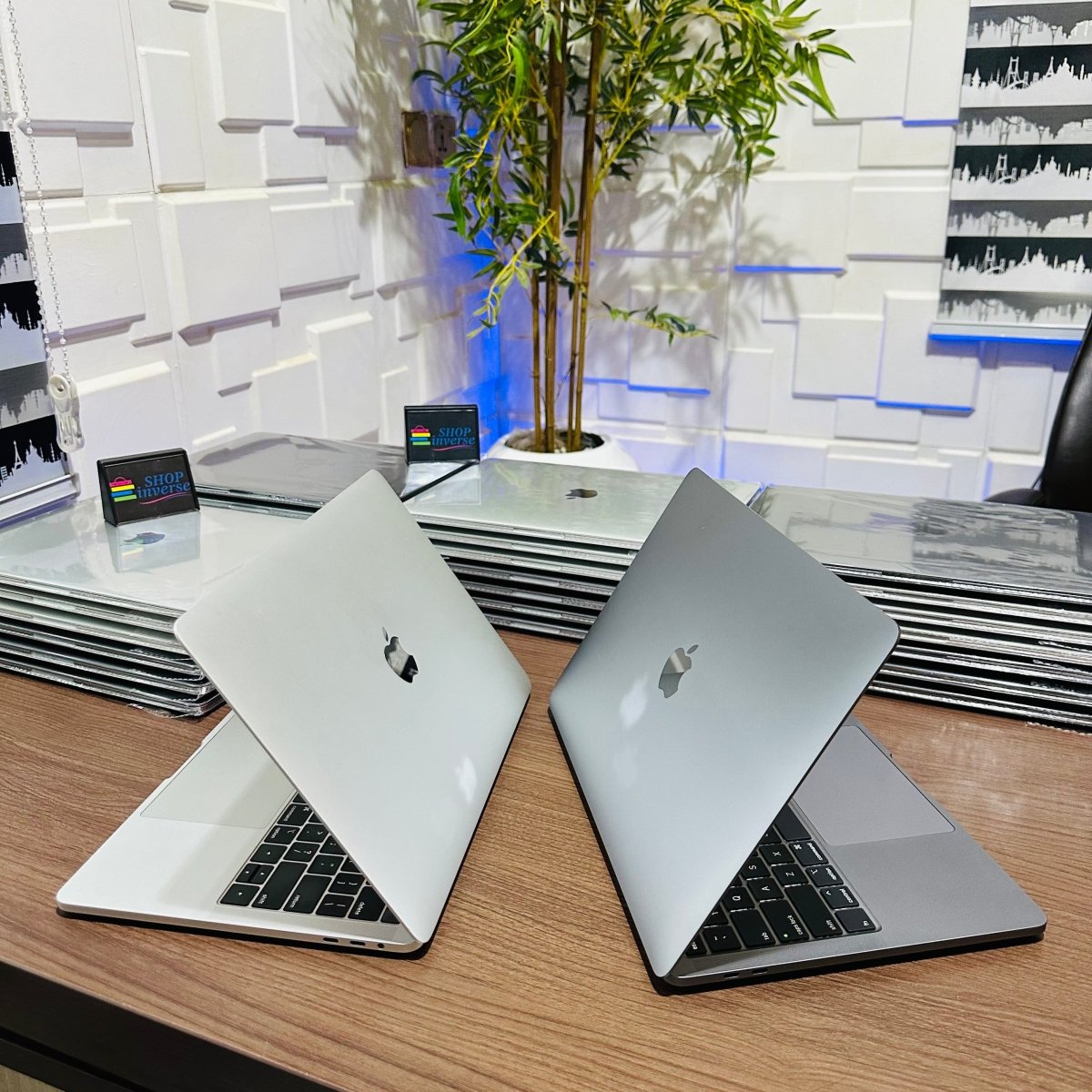 Apple MacBook Pro 2019 - Intel Core i5 - 128GB SSD - 8GB RAM - Touch ID - Touch Bar - Keyboard Light
