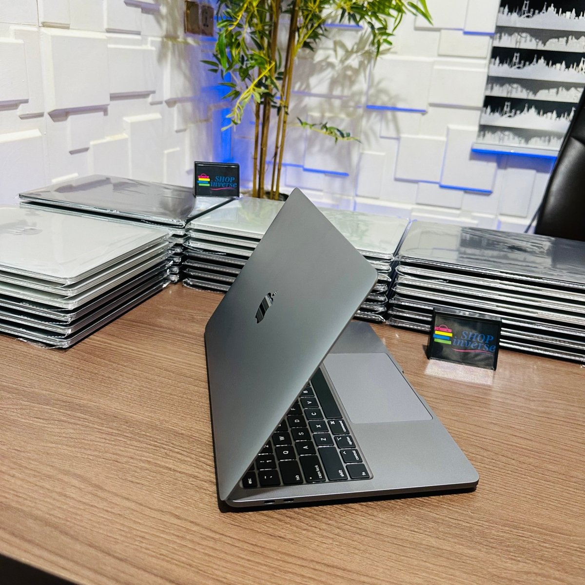 Apple MacBook Pro 2019 - Intel Core i5 - 128GB SSD - 8GB RAM - Touch ID - Touch Bar - Keyboard Light