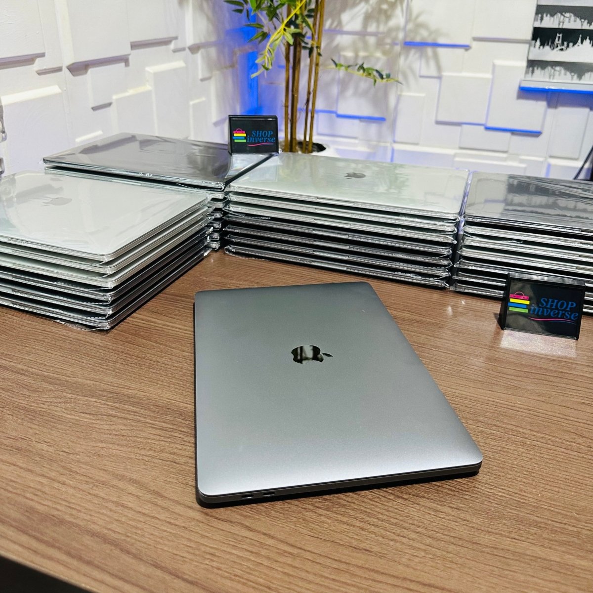 Apple MacBook Pro 2019 - Intel Core i5 - 128GB SSD - 8GB RAM - Touch ID - Touch Bar - Keyboard Light