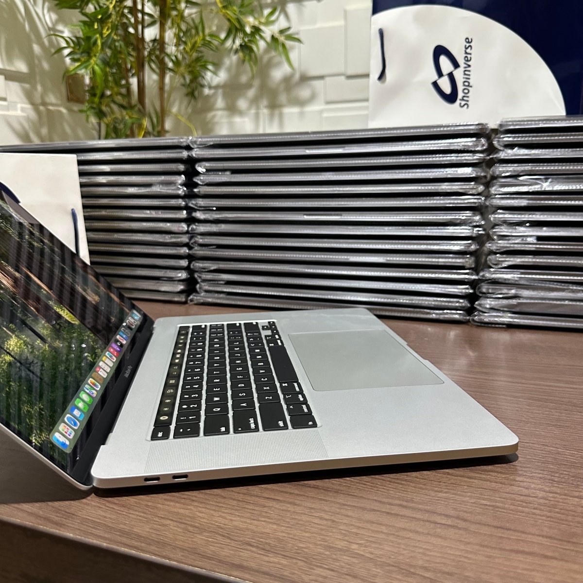 Apple MacBook Pro 2019 - Intel Core i7 - 256GB SSD - 16GB RAM - 4GB Dedicated Graphics - Touch ID - Touch Bar - Keyboard Light